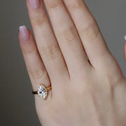 La bague solitaire marquise à réglage victorien